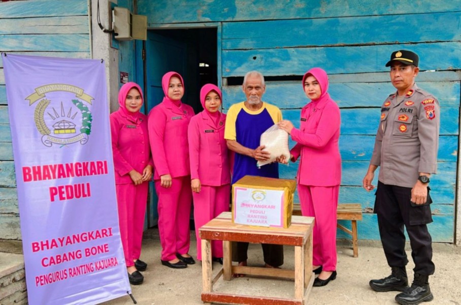 Polisi Surabaya Santuni Lansia Sebatang Kara di Dukuh Pakis: Bantuan Sosial di Ambang Ramadan