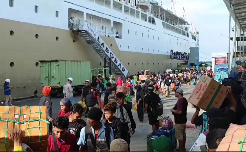 Keterbatasan Armada, Ratusan Pemudik Ditarik Menggunakan Kapal Patroli Laut dari Kuala Tungkal ke Batam