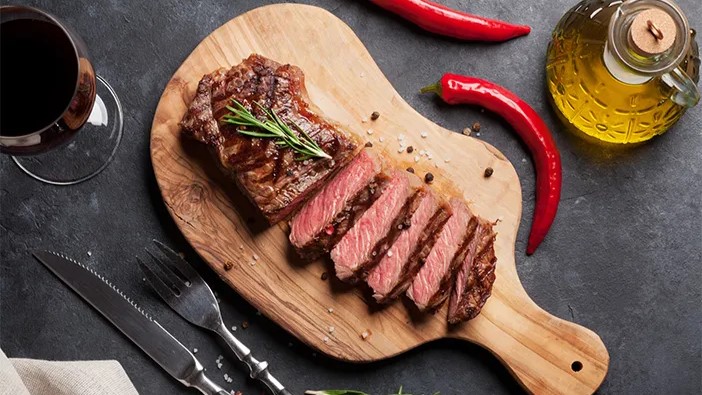 7 Tips Memasak Daging Agar Empuk, Juicy, dan Bebas Bau Prengus