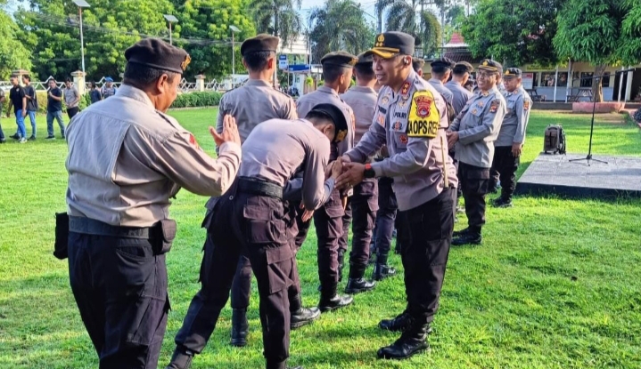 Kapolres Batubara Tinjau Pantai Sejarah saat Libur Lebaran, Serahkan Bantuan Sosial kepada Warga Sekitar