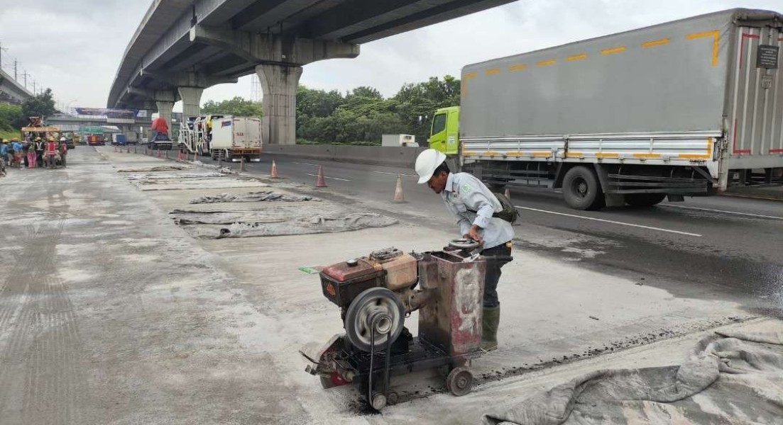 Jasa Marga Lakukan Pemeliharaan Jalan Tol Jakarta Cikampek Km 32