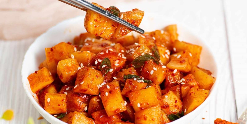 Resep Kkakdugi Renyah Pedas Segar Bikin Nagih Terus di Setiap Suapan