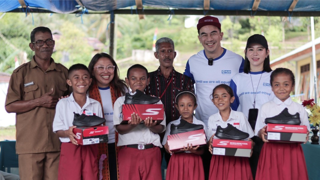 Joe Taslim Bantu Pendidikan Anak-anak Nagekeo dengan Sumbangan Sepatu Sekolah