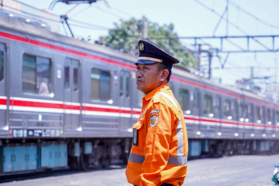 Turun Langsung ke Perlintasan, KAI Properti Apresiasi Kinerja PJL dalam Menjaga Keselamatan Perjalanan Kereta Api
