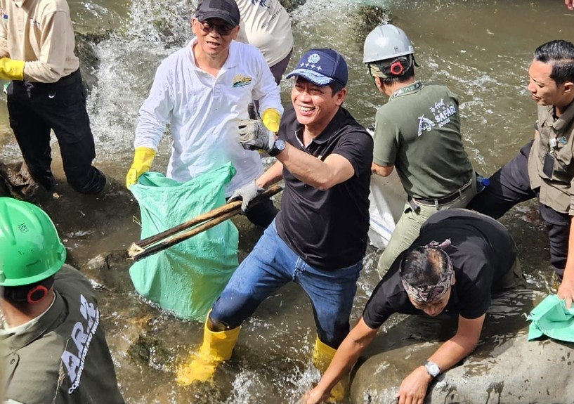PLN dan KLH Bersihkan Ciliwung, Tanam 2.500 Pohon