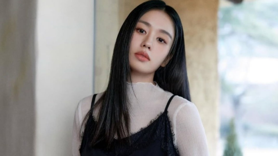 Trik Memadupadankan Monokrom ala Ahn Eun Jin Untuk Penampilan Maksimal