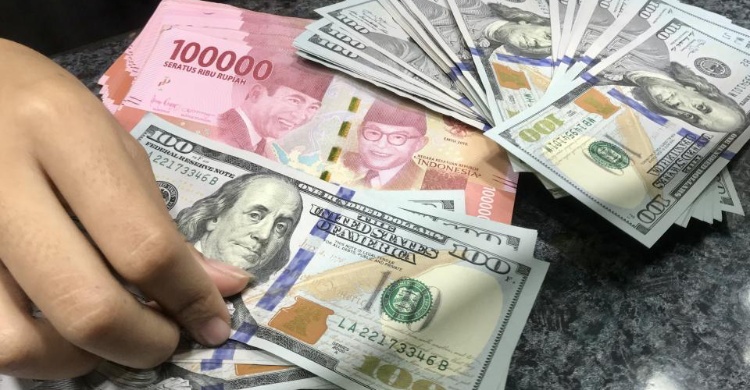 Fluktuasi Rupiah Awal Pekan Dipengaruhi Sentimen Geopolitik dan Surplus Transaksi Berjalan