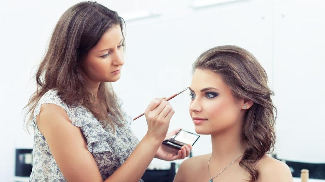 5 Kesalahan Makeup yang Diam-Diam Membuat Wajah Terlihat Lelah Meski Sudah Istirahat Cukup