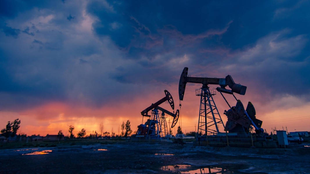 Harga Minyak Dunia Terkoreksi Akibat Geopolitik dan Kelebihan Pasokan Global