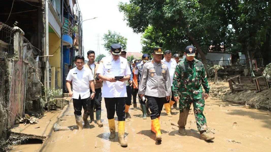 Wali Kota Bekasi Tinjau Proses Normalisasi Kali untuk Atasi Banjir di Perumahan Duren Jaya