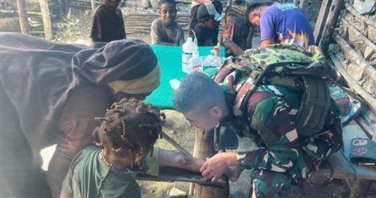 Satgas Yonif 715 Motuliato Berikan Pelayanan Kesehatan Gratis Penuh Cinta untuk Warga Tinolok, Puncak Jaya