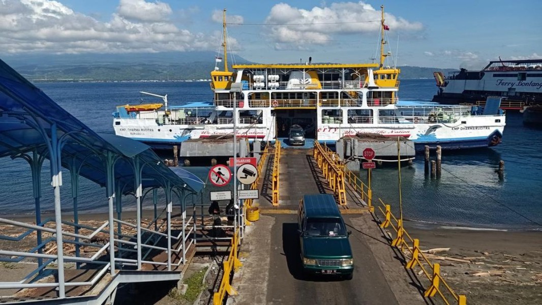 Cuaca Buruk Picu Antrean Panjang di Penyeberangan Pelabuhan Ketapang Gilimanuk