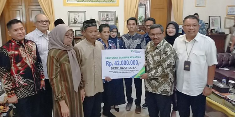 Santunan BPJS Ketenagakerjaan: Ahli Waris Panwascam Demak Terima Rp42 Juta sebagai Bentuk Perlindungan Sosial