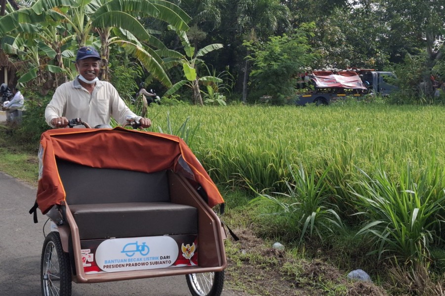 Prabowo Salurkan Becak Listrik Dukung Transportasi Sampang