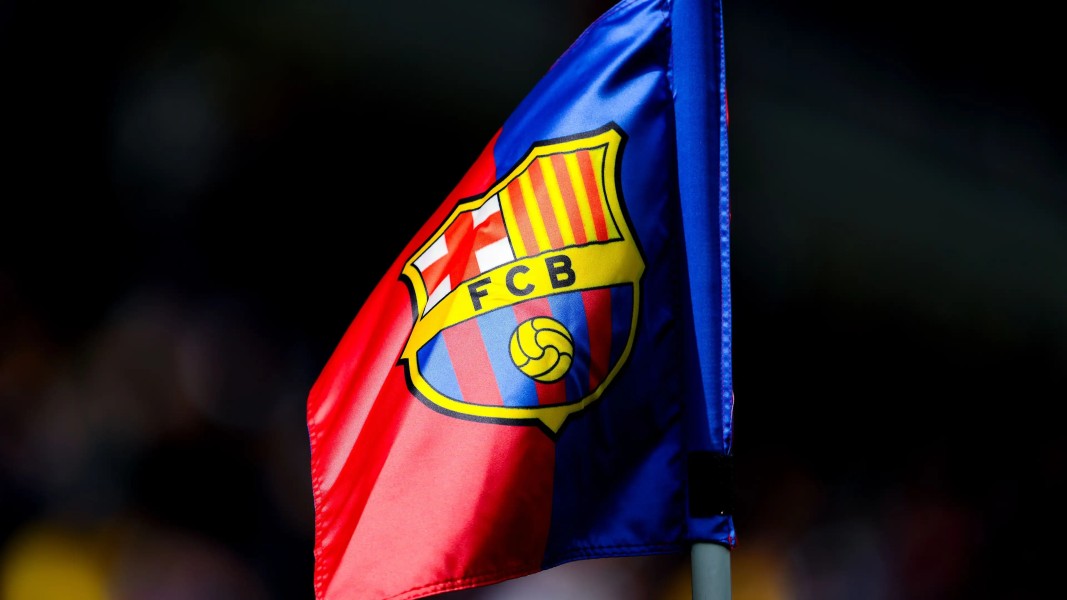 Barcelona Bidik Bastoni untuk Perkuat Lini Belakang