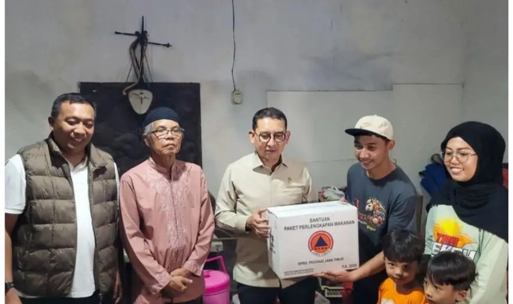 Menbud Fadli Zon Serahkan Bantuan bagi Pegiat Seni Korban Banjir Situbondo