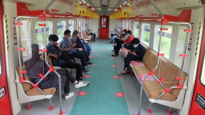 Kereta Api Prameks Tetap Diminati di Tengah Serbuan KRL