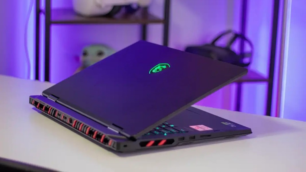 MSI Raider 18 HX Laptop Gaming Desktop Replacement Tangguh
