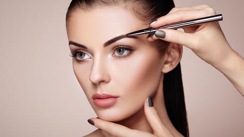 Teknik Membentuk Alis Simetris untuk Tampilan Maksimal