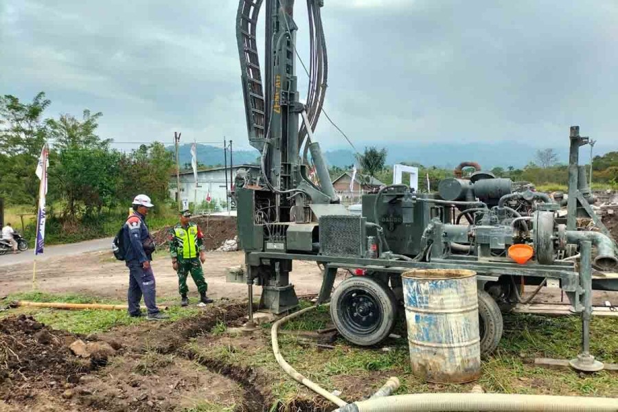 TNI AD Bangun Sumur Bor Di Lokasi Huntara Bener Meriah Aceh