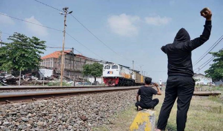 Maraknya Pelemparan Batu Terhadap Kereta Api