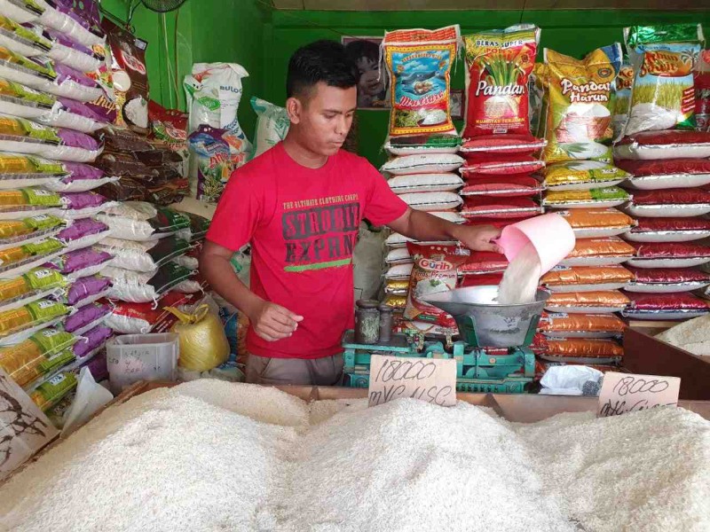 Wawali Ambon Pastikan Harga dan Takaran Sembako Tetap Stabil