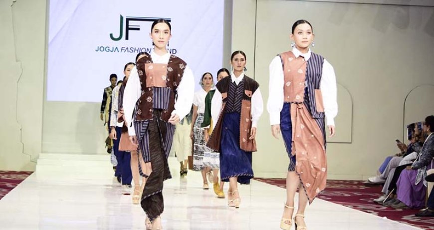 Post Modeling Tampilkan Fashion Budaya di Jogja Fashion Trend