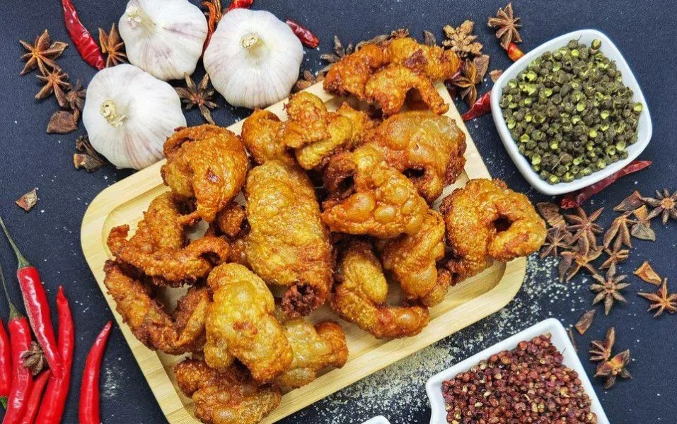 Nikmati Lauk Pedas Gurih Kulit Ayam Bumbu Balado, Coba Resep Mudahnya