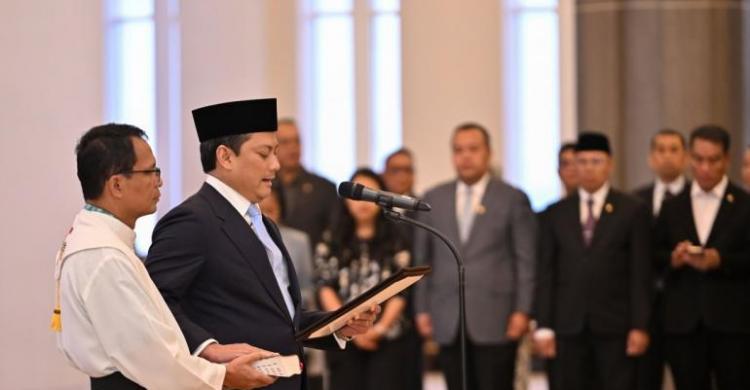 Thomas A.M. Djiwandono Dilantik sebagai Anggota Dewan Komisioner OJK Ex-officio dari Kementerian Keuangan