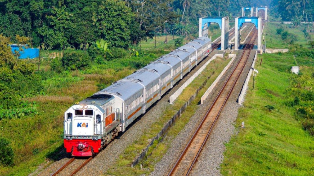 10 Kereta Api Jarak Jauh Berhenti di Stasiun Jatinegara 15 Juni 2025, Ini Daftar Lengkapnya