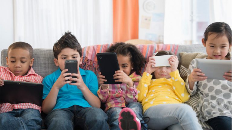 Manfaat dan Risiko Gadget untuk Anak