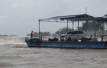Perahu Penyeberangan di Sungai Brantas Jadi Andalan Warga Nganjuk dan Jombang