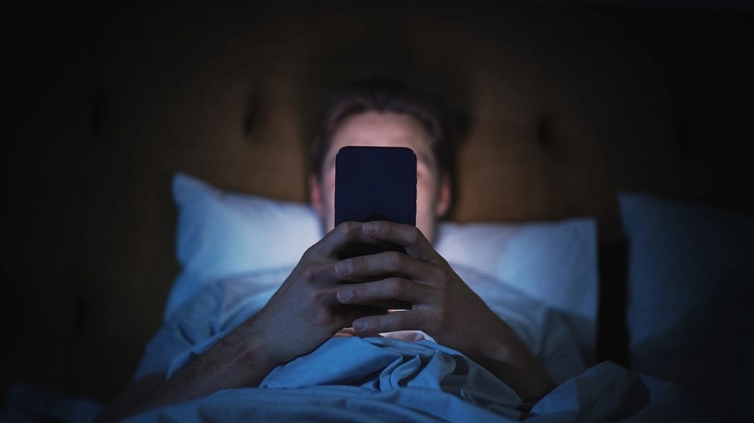 Psikolog Sebut Doom Scrolling Di Malam Hari Meningkatkan Stres dan Kecemasan