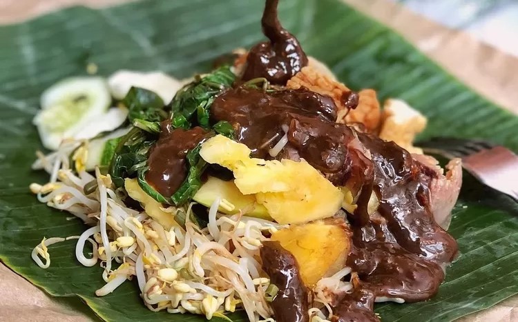 Rujak Cingur Malang: 8 Rekomendasi Tempat Legendaris yang Wajib Dicoba