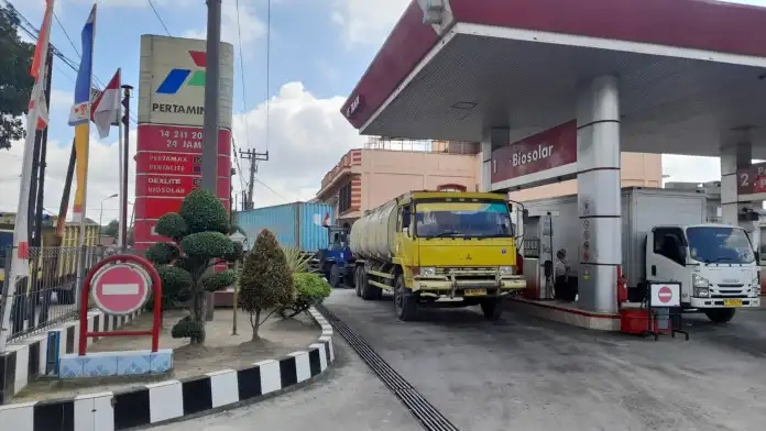Truk BBM Solar Kian Menumpuk di SPBU