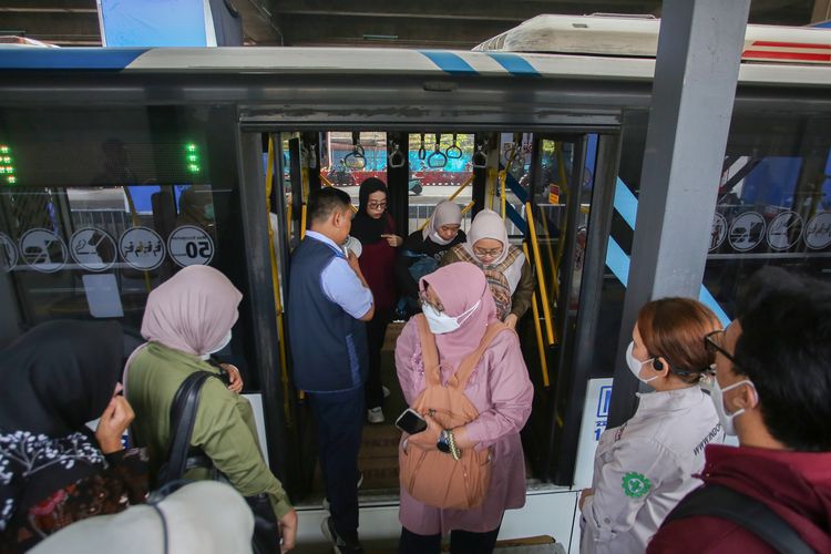 15 Golongan Warga Jakarta Gratis Gunakan Transportasi Umum