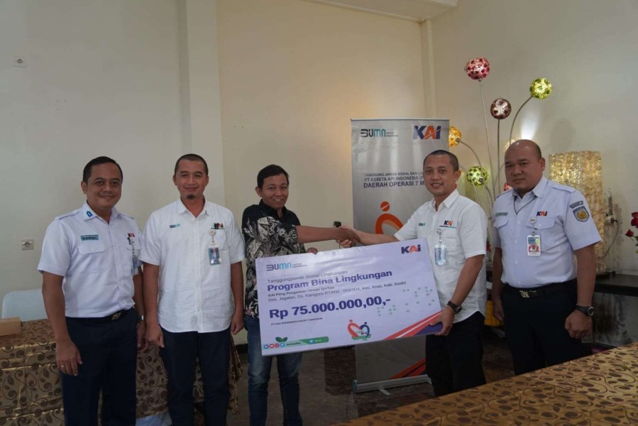 KAI Salurkan Bantuan Sosial di Wilayah Daop 7 Madiun