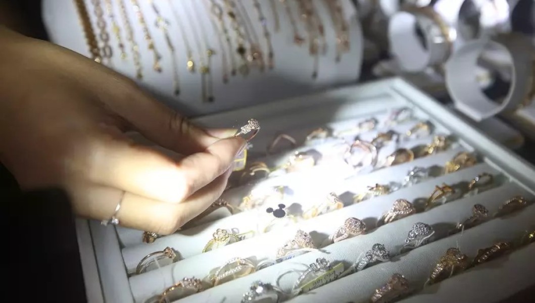 Harga Emas Perhiasan Hari Ini 17 November 2025 Termurah Rp385 Ribu