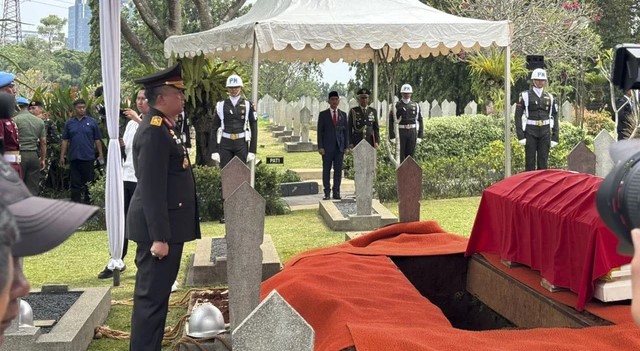 Gibran Rakabuming Pimpin Upacara Pemakaman Karlinah Atmadja