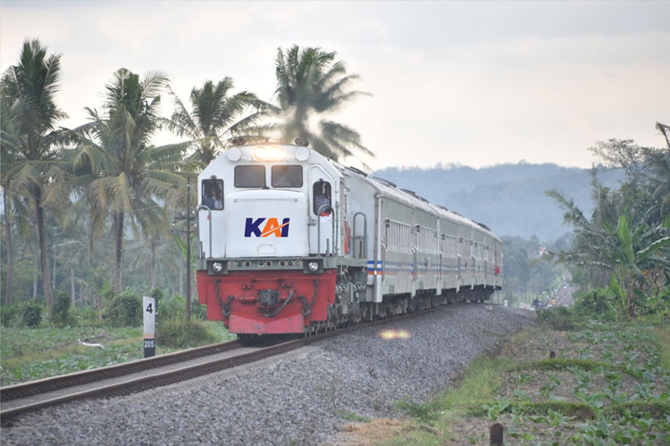 Kereta Api Jadi Transportasi Favorit Warga Saat Jalur Gumitir Ditutup