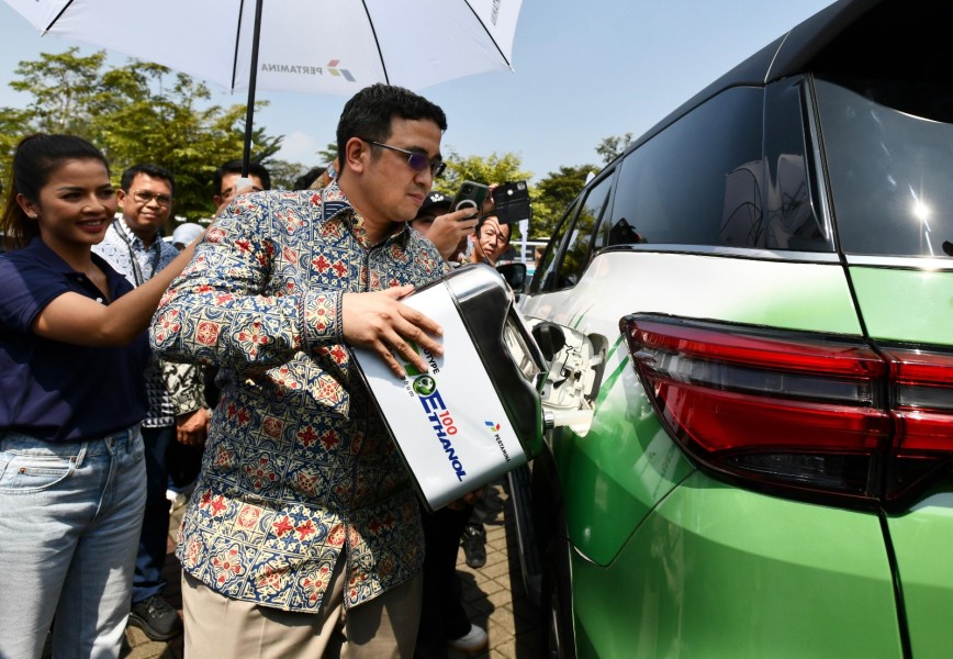 Pertamina (Persero) Kolaborasi dengan Toyota: Pengisian Perdana Bioethanol Sorgum di GIIAS 2024