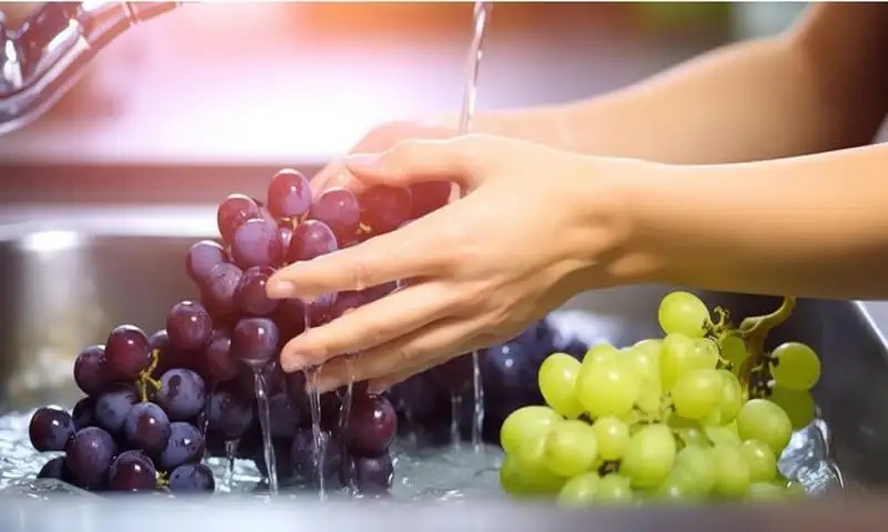 Cara Aman Cuci Anggur Impor agar Bebas Pestisida