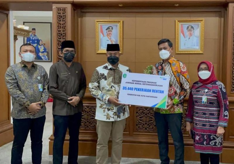 Pemerintah Kabupaten Kutai Kartanegara Pemkab Kukar terus menunjukkan komitmennya dalam memberikan perlindungan bagi pekerja rentan melalui program BPJS