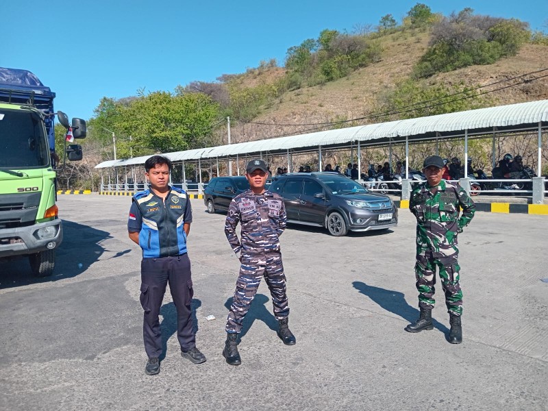 Koramil 1628-04 Tingkatkan Keamanan dan Kelancaran Pelabuhan Penyeberangan Poto Tano