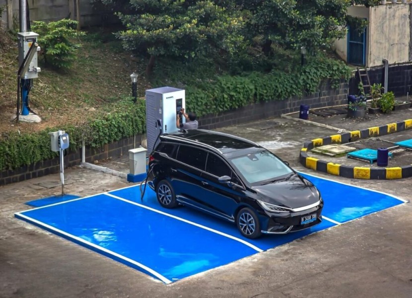 PLN Tingkatkan Layanan SPKLU Ultra Fast Charging di Jakarta