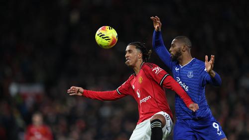 Neville Kritik Keras Luke Shaw Usai MU Kalah