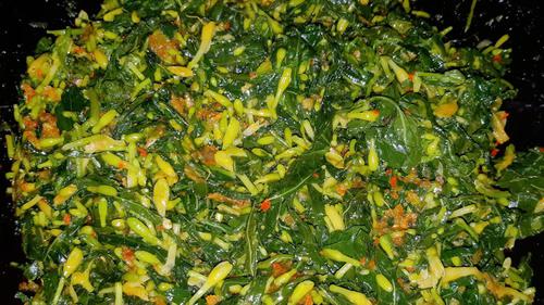 Daun singkong adalah salah satu bahan pangan yang melimpah di Indonesia