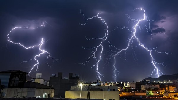 Prakiraan Cuaca Surabaya Hari Ini Waspada Potensi Hujan Disertai Kilatan Petir