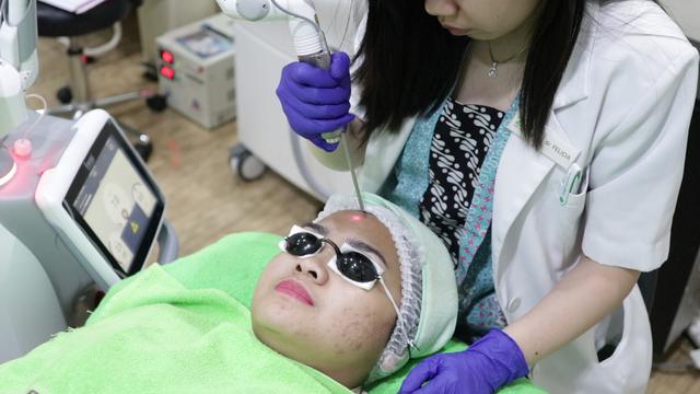 Rekomendasi Perawatan Wajah Glowing Pria Wanita Jelang Lebaran