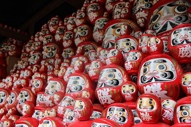 Boneka Daruma adalah simbol keberuntungan yang telah menjadi bagian tak terpisahkan dari budaya Jepang